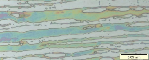 Microestrutura típica de um aço inoxidável duplex com frações equilibradas de ferrita e austenita