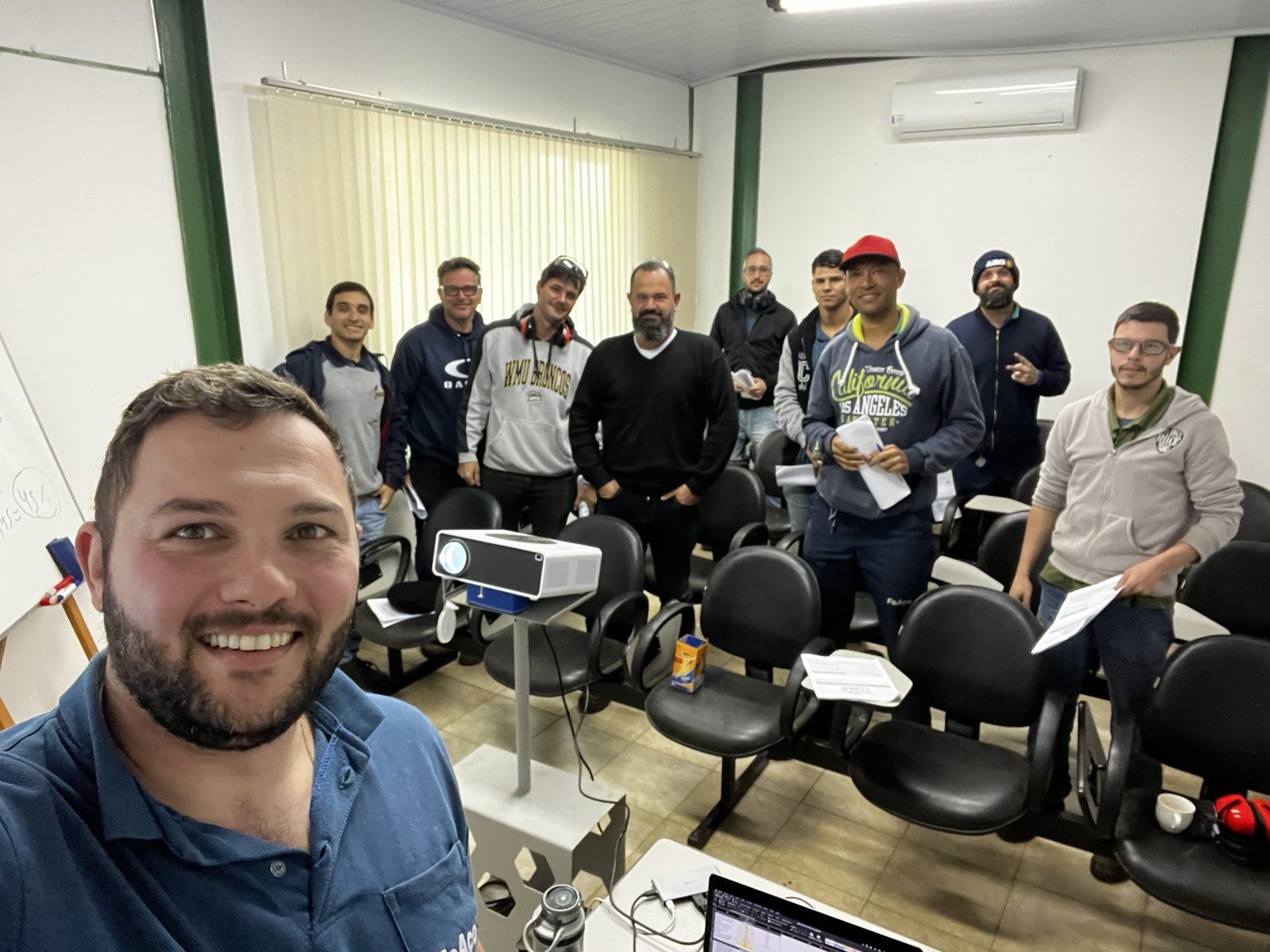 Turma de treinamento técnico em soldagem