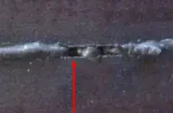 Foto de raiz de solda em tubo mostrando linha escura indicando falta de penetração